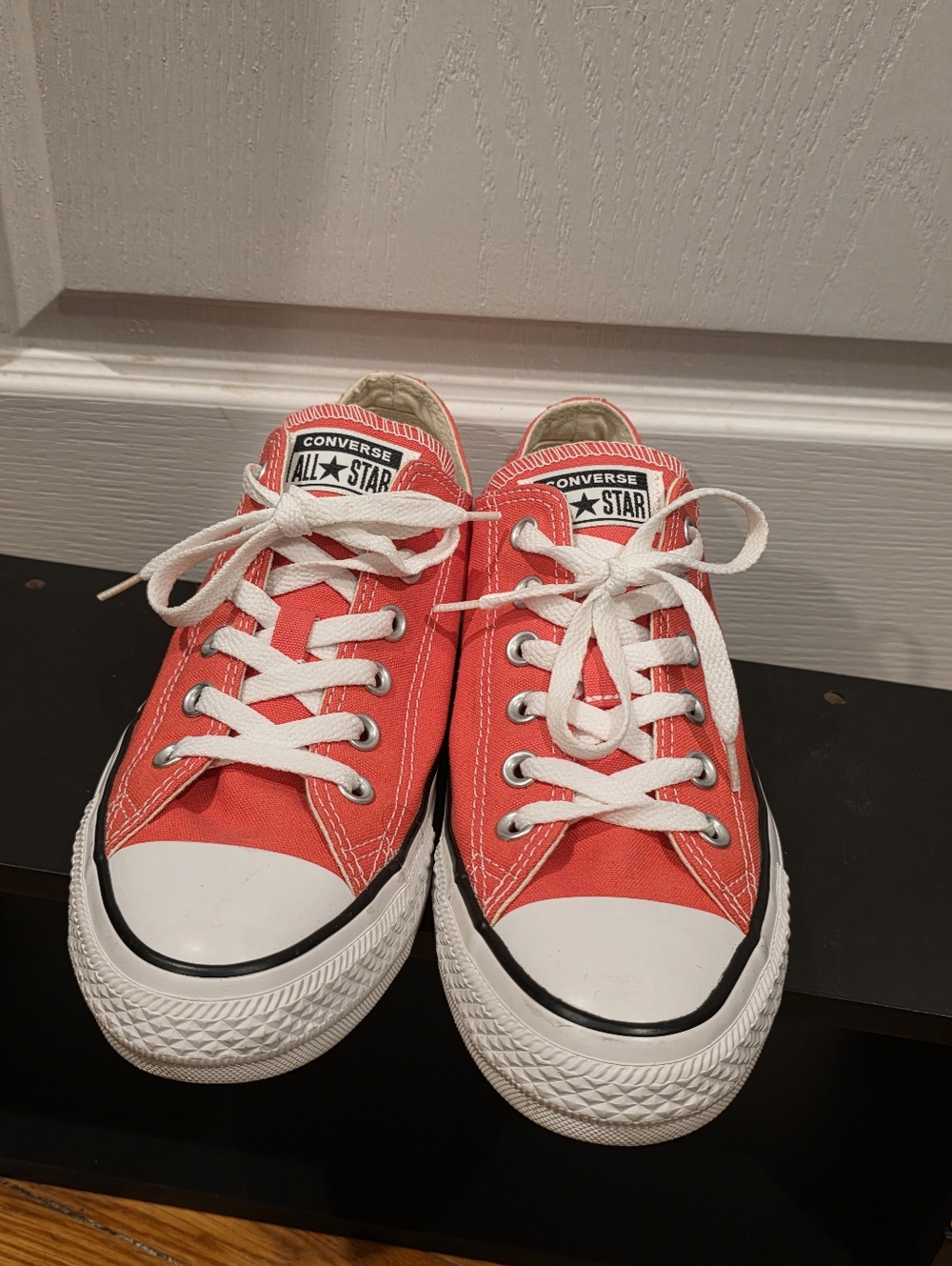 Converse All Star low top sneakers in hot pink.Women’s size 9 (men’s 7, unisex)